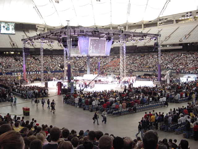 DOME_STAGE_INDIANAPOLIS.JPG (39203 bytes)